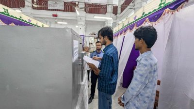 কেন্দ্রে ভোট দিচ্ছেন ভোটার