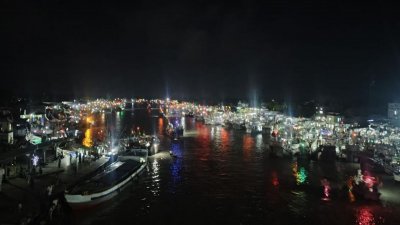 নদীর বুকে যেন এক টুকরো শহর