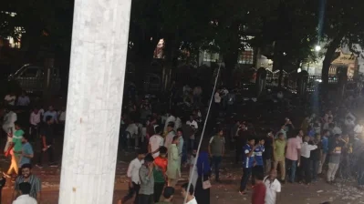 সিনেট ভবনের বাইরে অপেক্ষমাণ শিক্ষার্থীরা