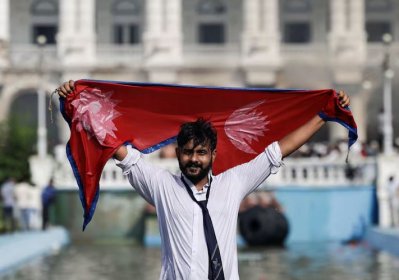 রাজনৈতিক অনিশ্চয়তায় নেপাল, সামনে কী?