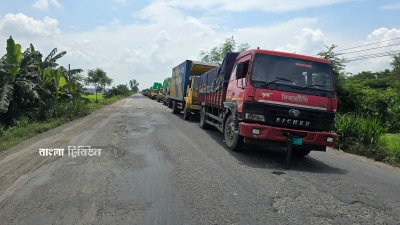 ১০ কিলোমিটারজুড়ে যানবাহন আটকা পড়ে