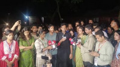 জাহাঙ্গীরনগর বিশ্ববিদ্যালয়ের পরিবহন চত্বরে আয়োজিত সংবাদ সম্মেলনে ভোট বর্জনের কথা জানান প্রগতিশীল শিক্ষার্থীদের চারটি প্যানেলের প্রার্থীরা