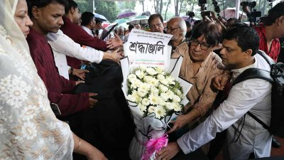 শ্রদ্ধা জানান সংস্কৃতি অঙ্গনের মানুষেরা (ছবি: নাুসিরুল ইসলাম)