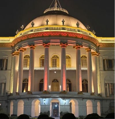 কলকাতার ঔপনিবেশিক যুগের অন্যতম জাঁকজমকপূর্ণ ভবন-রাজভবন। ছবি: মুদার পাথেরিয়া।  