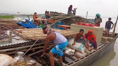 ঘরবাড়ি ভেঙে চলে যাচ্ছে বহু পরিবার 