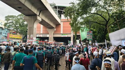 আন্দোলনকারীদের ছত্রভঙ্গ করতে জলকামান ও একটি সাউন্ড গ্রেনেড নিক্ষেপ করা হয়