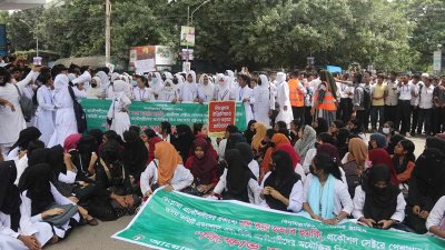 তেজগাঁওয়ে সাতরাস্তা সড়ক অবরোধ করেছেন কারিগরি শিক্ষার্থীরা (ছবি: নাসিরুল ইসলাম)