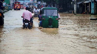 মহারশি নদীর বাঁধ ভেঙে লোকালয়ে ঢুকলো পানি