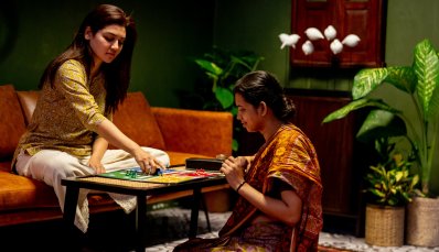 একটি দৃশ্যে জয়া ও মহসিনা