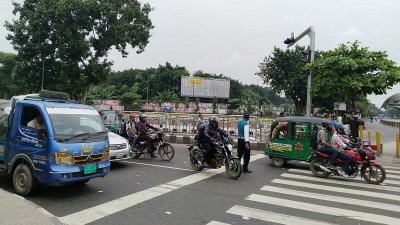 পুলিশের উপস্থিতিতেও চালকদের সিগন্যাল ভাঙার প্রবণতা কমেনি। ফলে বাধ্য হয়ে আগের মতোই হাতের ইশারায় গাড়ি থামাচ্ছেন ট্রাফিক পুলিশ সদস্যরা। ছবি: বাংলা ট্রিবিউন
