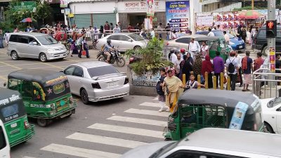পথচারীরাও ট্রাফিক সিগন্যাল উপেক্ষা করে মাঝ রাস্তা পার হচ্ছেন। ফুটওভার ব্রিজ থাকা জায়গাগুলোতেও অনেকে সড়ক দিয়ে পারাপার হচ্ছেন। ছবি: বাংলা ট্রিবিউন