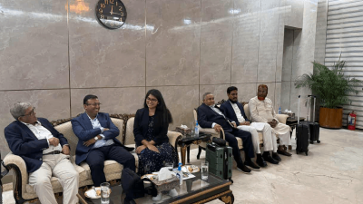বিমান বন্দরের ভিআইপি লাউঞ্জে রাজনৈতিক নেতারা