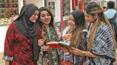 বই নিয়ে পাঠকদের আড্ডা (ছবি: ফোকাস বাংলা)