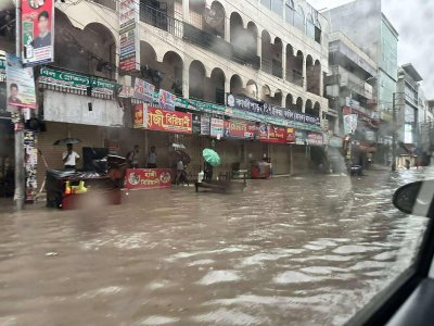 মিরপুর কাজীপাড়ার রাস্তায় পানি ঢল