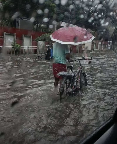 ধানমন্ডি ২৭ নম্বরে হাঁটু সমান পানি। ভোগান্তিতে পথচারীরা