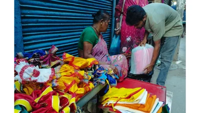 ফুটপাতে বিক্রি হচ্ছে প্রতিমার নানা রঙের পোশাক