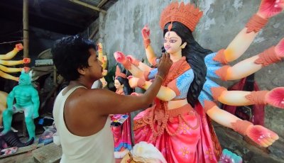 শিল্পীর রং-তুলির আঁচড়ে সাজছে প্রতিমা
