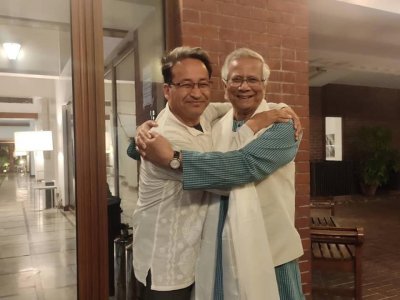 ২০২০ সালের ফেব্রুয়ারিতে ঢাকায় মুহাম্মদ ইউনূসের সঙ্গে সোনাম ওয়াংচুক