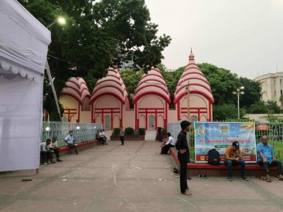 দুর্গাপূজায় সবচেয়ে বেশি ভক্তের সমাগম হয় ঢাকেশ্বরী জাতীয় মন্দিরে