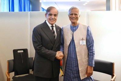 পাকিস্তানের প্রধানমন্ত্রীর সঙ্গে প্রধান উপদেষ্টার বৈঠক। 