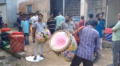 ৪০০ বছরের ঐতিহ্যবাহী ঢাকের হাট, বাদ্য শুনে ভাড়া করা হয় ঢাকিদের