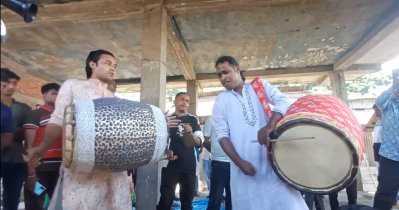 ঢাকঢোল আর বাঁশি বাজিয়ে পূজার আয়োজকদের নজর কাড়ার চেষ্টা করছেন কেউ কেউ