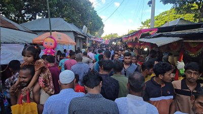 কুমার নদে ১২৫ বছরের ঐতিহ্যবাহী নৌকাবাইচে মানুষের ঢল