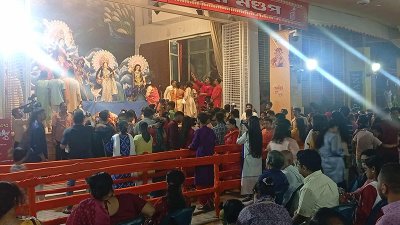 দুর্গোৎসবে মেতেছে সবাই