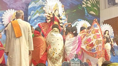 পূজা অর্চনা করছেন ভক্তরা
