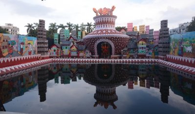 কলকাতার পূজামণ্ডপে সৃজনশীলতার উৎসব