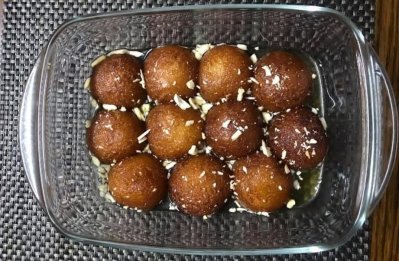 এই উৎসবে নিজ হাতে সুস্বাদু গোলাপজাম