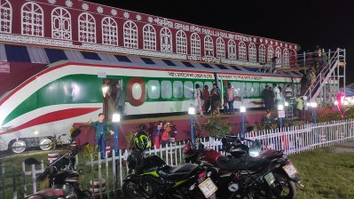 রেলস্টেশনের আদলে মণ্ডপ, সঙ্গে ধান ও পাটের প্রতিমায় নতুন বার্তা