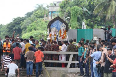 দুর্গাপূজা উপলক্ষে সারা দেশের সব মন্দিরে ছিল নিরাপত্তা। আজ প্রতিমা বিসর্জনের দিন বিশেষ ধরনের নিরাপত্তা ব্যবস্থা নেয় প্রশাসন (ছবি: বাংলা ট্রিবিউন)