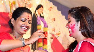 বিজয়া দশমীর বিশেষ আকর্ষণ সিঁদুর খেলা
