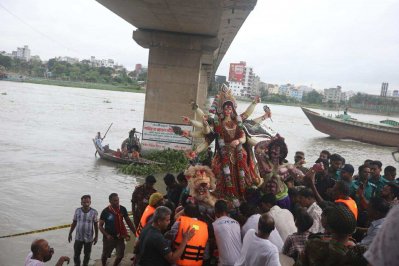 বৃহস্পতিবার দেবী দুর্গার প্রতিমা বিসর্জনের মধ্য দিয়ে শেষ হয়েছে বাঙালি হিন্দু সম্প্রদায়ের অন্যতম ধর্মীয় উৎসব শারদীয় দুর্গাপূজা (ছবি: বাংলা ট্রিবিউন)