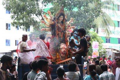 ভ্যানে-ট্রাকে করে প্রতিমা এনে রাখা হয় বুড়িগঙ্গার পাড়ে (ছবি: বাংলা ট্রিবিউন)