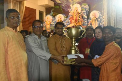 আরতি প্রতিযোগিতায় বিজয়ীদের মাঝে পুরস্কার বিতরণ 