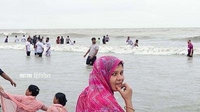 বৈরী আবহাওয়া উপেক্ষা করে কুয়াকাটা সৈকতে গোসলে নেমেছেন পর্যটকরা