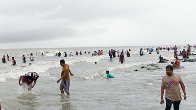 সমুদ্রের উত্তাল ঢেউয়ে উচ্ছ্বাসে মেতেছেন পর্যটকরা