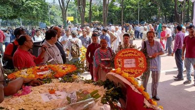 শহীদ মিনারে আহমদ রফিককে সর্বস্তরের মানুষের শেষ শ্রদ্ধা
