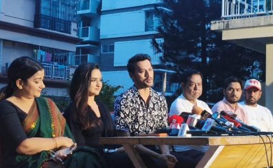 (বাঁ থেকে) দীপা খন্দকার, কেয়া পায়েল, ইরফান সাজ্জাদ, নাদের চৌধুরী, খায়রুল বাসার ও মুহাম্মদ মোস্তফা কামাল রাজ