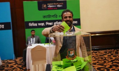 ভোট দিচ্ছেন জাভেদ ওমর বেলিম। 