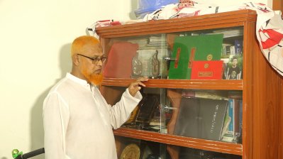 ছেলের ব্যবহৃত জিনিসপত্র-স্মৃতি আঁকড়ে বাবা-মা