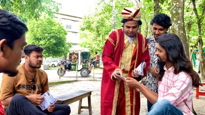 নবাবি পোশাকে রাকসু নির্বাচনের প্রচারণায় আব্দুল্লাহ আল কাফী