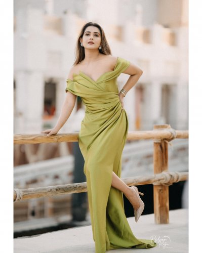 টলিউড থেকে ছিটকে পড়লেও ঢালিউডে দারুণ অভিষেক