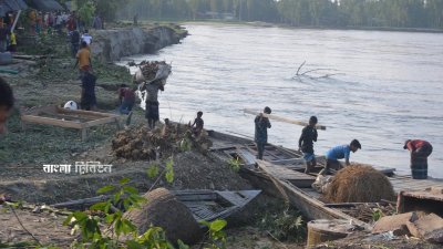 ঘরবাড়ি সরিয়ে অন্যত্র নিয়ে যাচ্ছেন বানিয়াপাড়া গ্রামের বাসিন্দারা