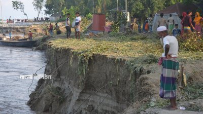 নদীগর্ভে বিলীন হচ্ছে একের পর এক বসতি, আবাদি জমি আর স্থাপনা
