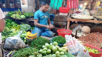কাঁচা মরিচের কেজিতে বেড়েছে ১৬০ টাকা, নাগালের বাইরে সবজির দাম