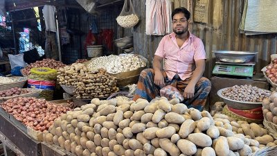 সবজির বাজার চড়া, কমেছে কাঁচা মরিচের দাম