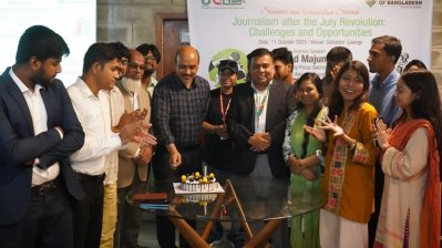 নবীনবরণ উপলক্ষে নতুন শিক্ষার্থীদের নিয়ে কেক কাটছেন আবুল কালাম আজাদ মজুমদার